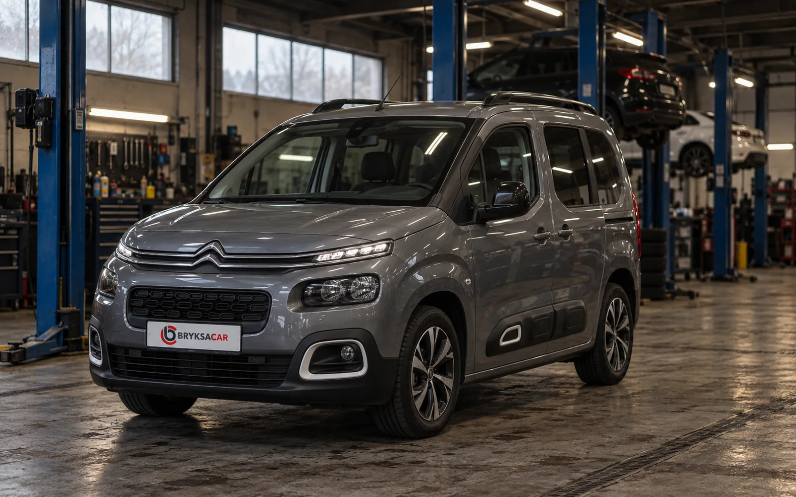 Citroen Berlingo w hali warsztatu
