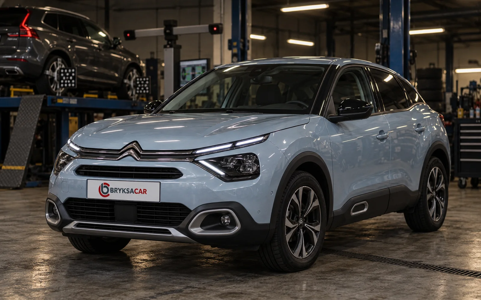 Citroen C4 w hali warsztatu
