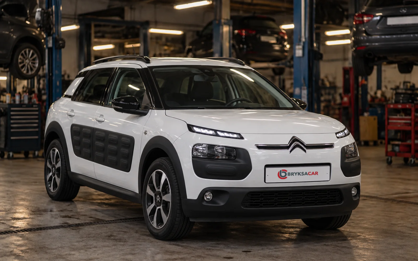 Citroen C4 Cactus w hali warsztatu
