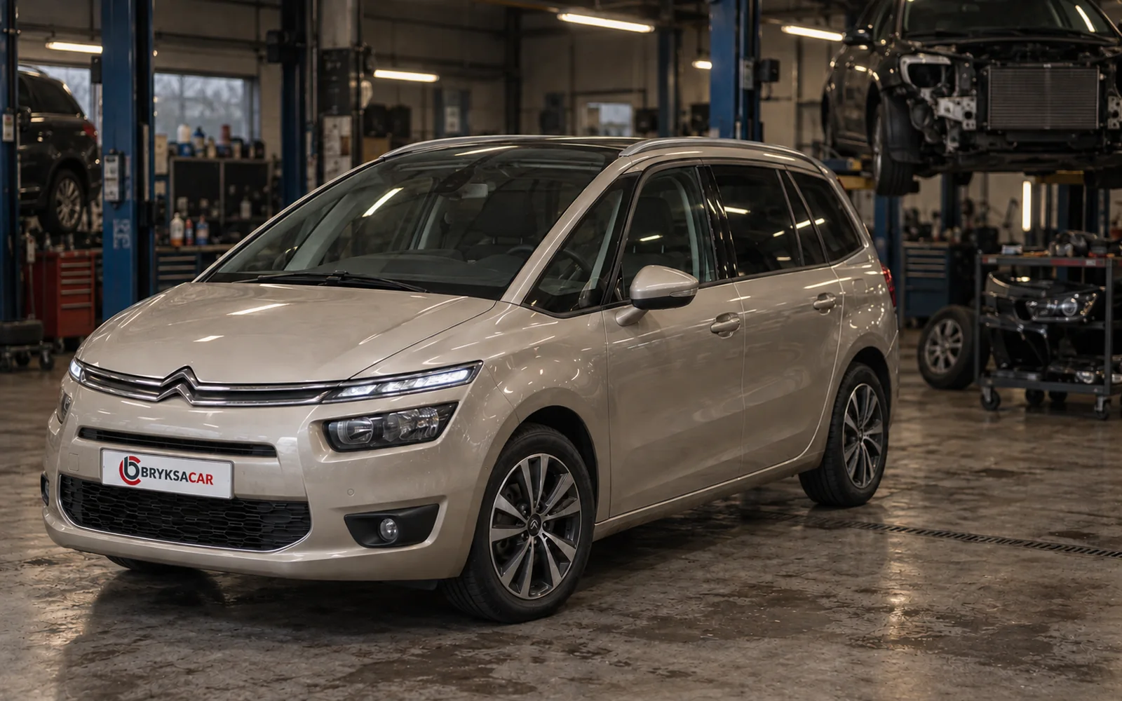 Citroen C4 Picasso w hali warsztatu