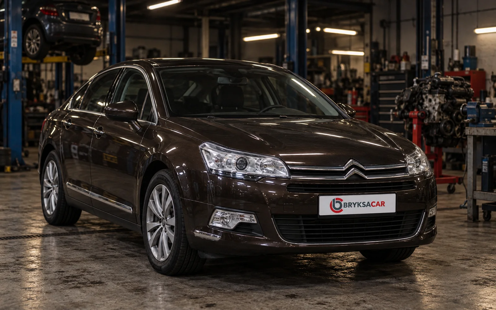 Citroen C5 w hali warsztatu