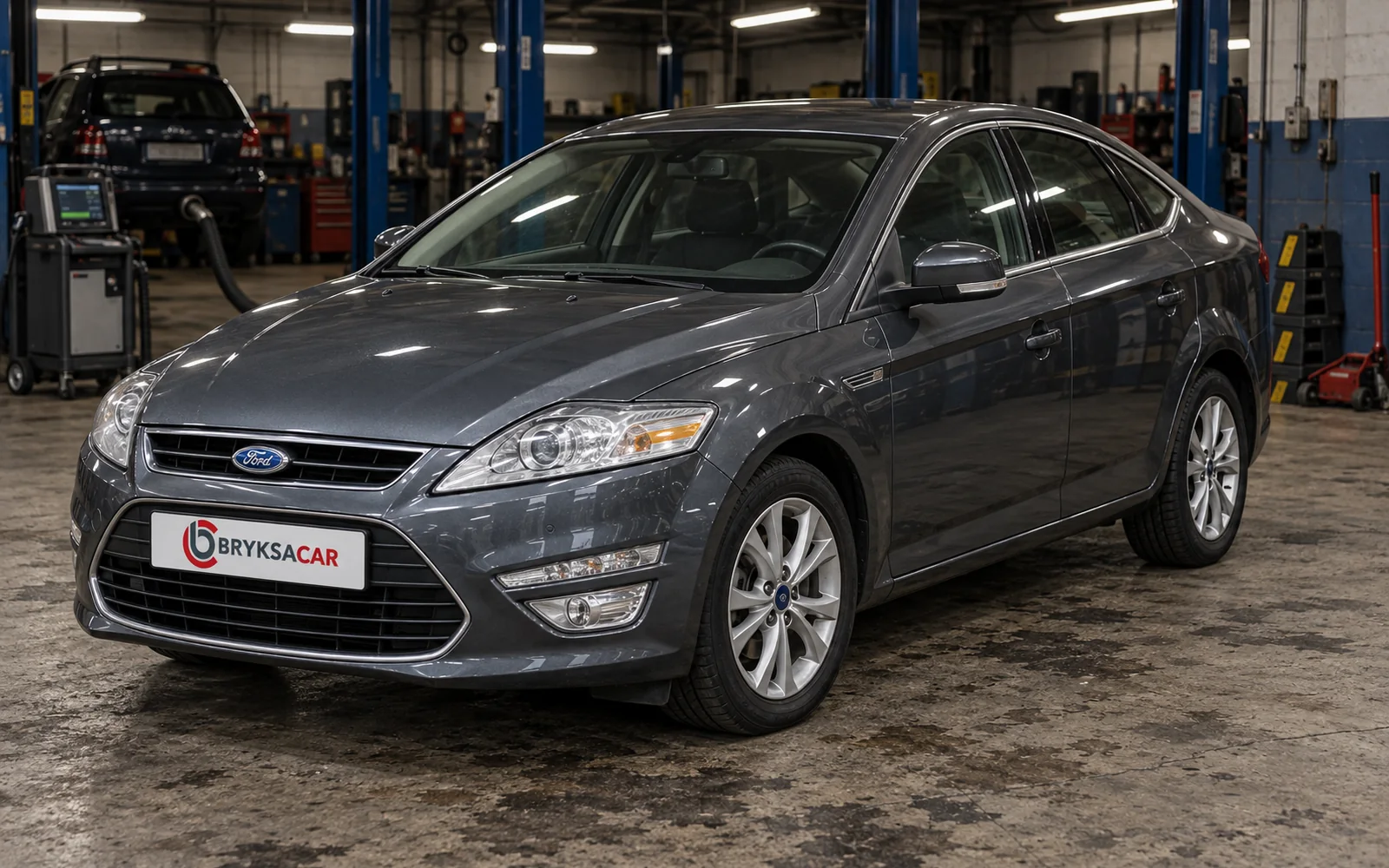 Ford Mondeo w hali warsztatu
