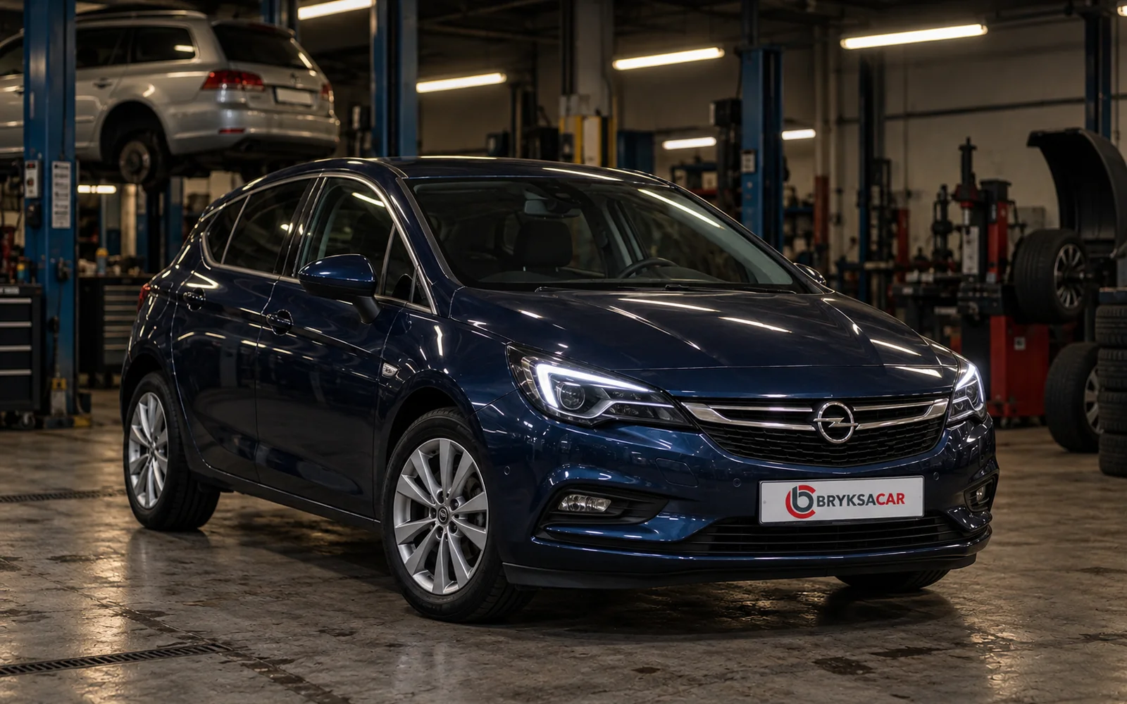 Opel Astra w hali warsztatu
