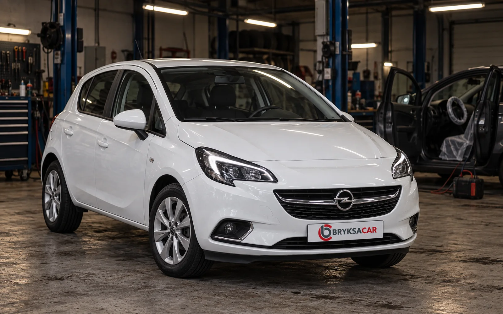 Opel Corsa w hali warsztatu