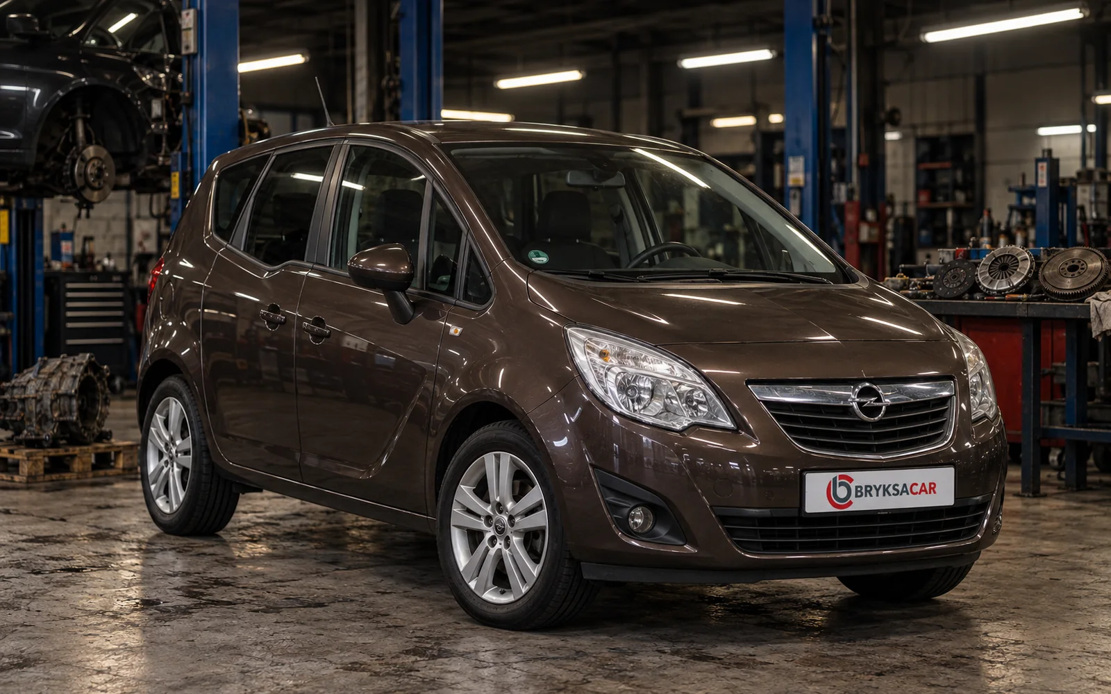 Opel Meriva w hali warsztatu