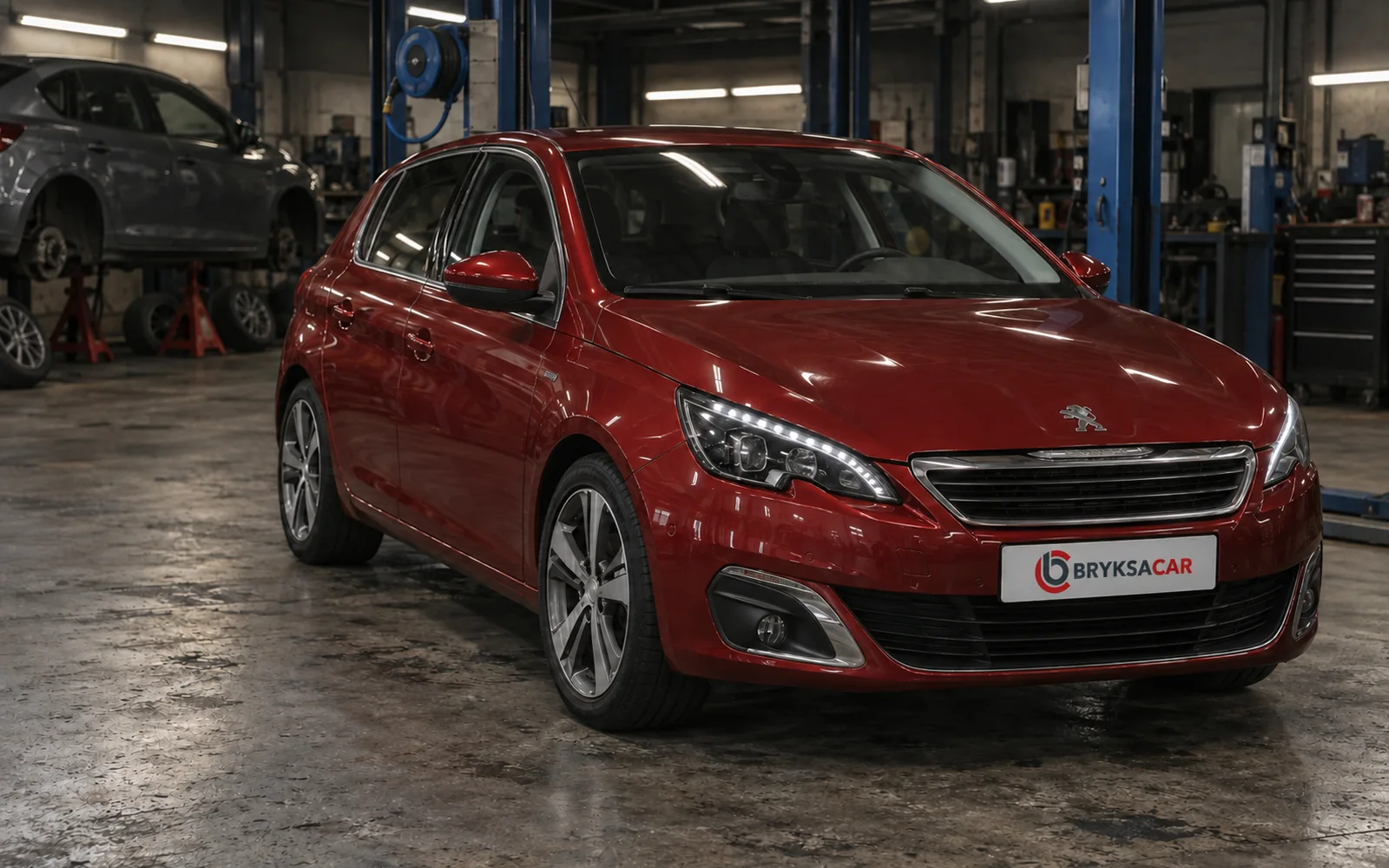 Peugeot 308 w hali warsztatu