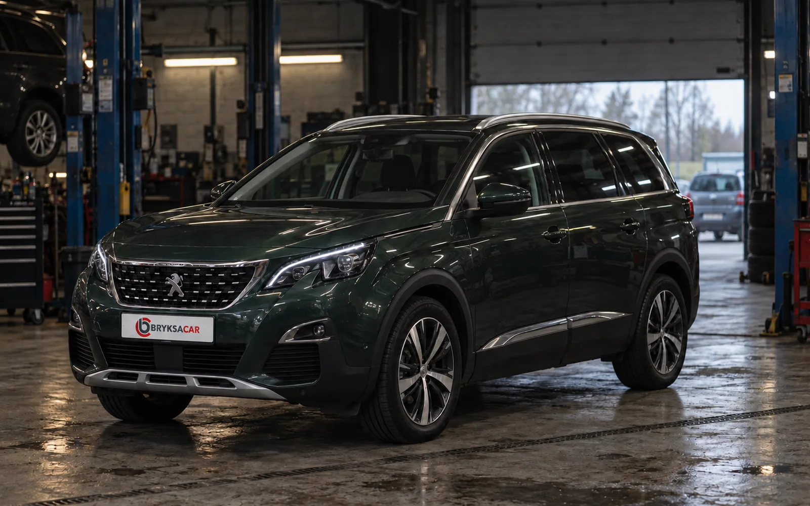 Peugeot 5008 w hali warsztatu