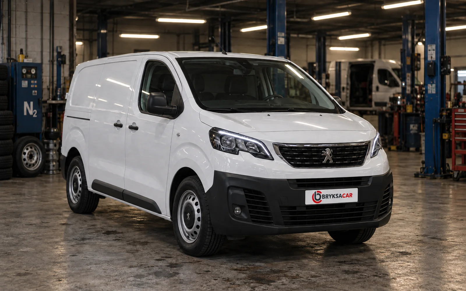 Peugeot Expert w hali warsztatu