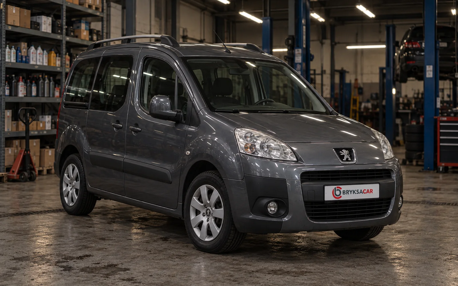 Peugeot Partner w hali warsztatu