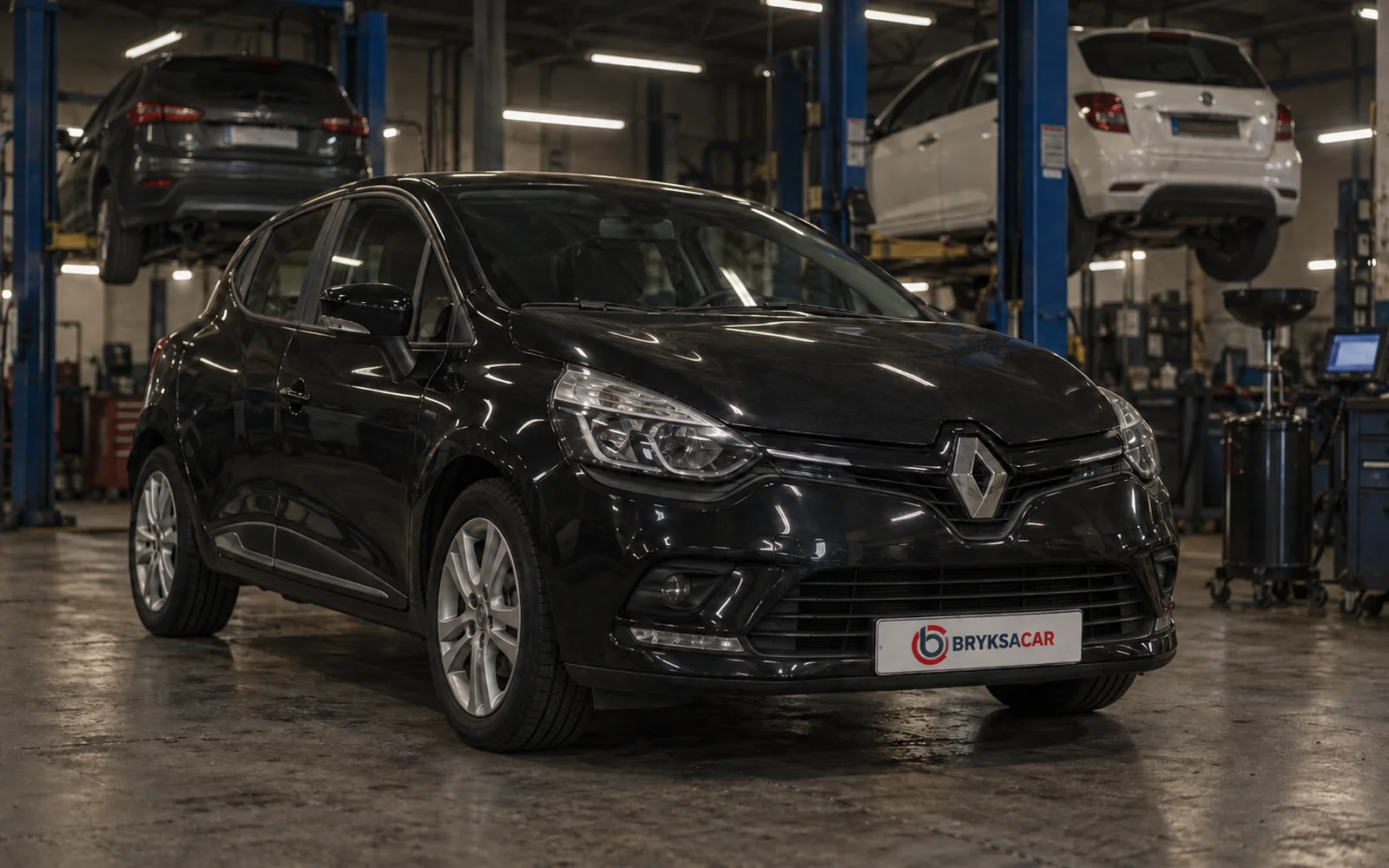 Renault Clio w hali warsztatu