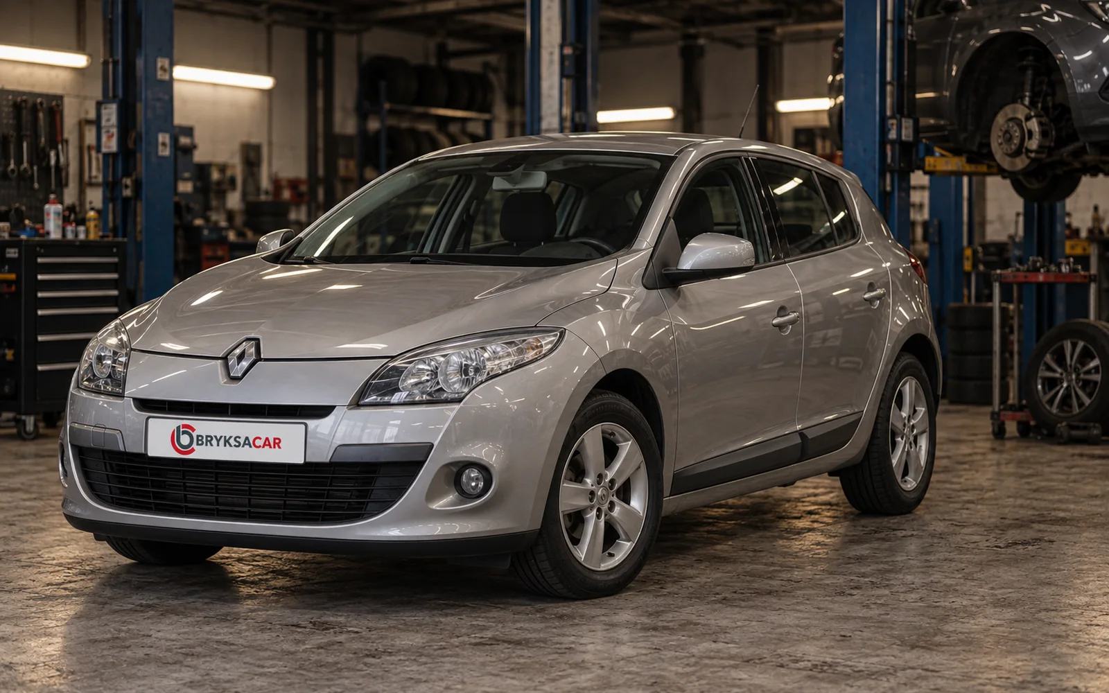 Renault Megane w hali warsztatu