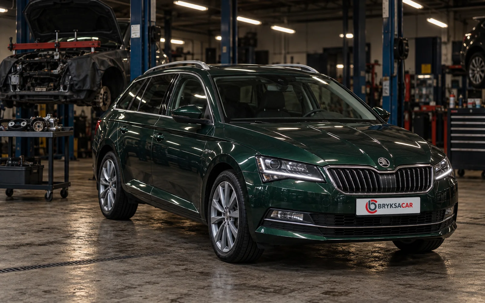 Skoda Superb w hali warsztatu
