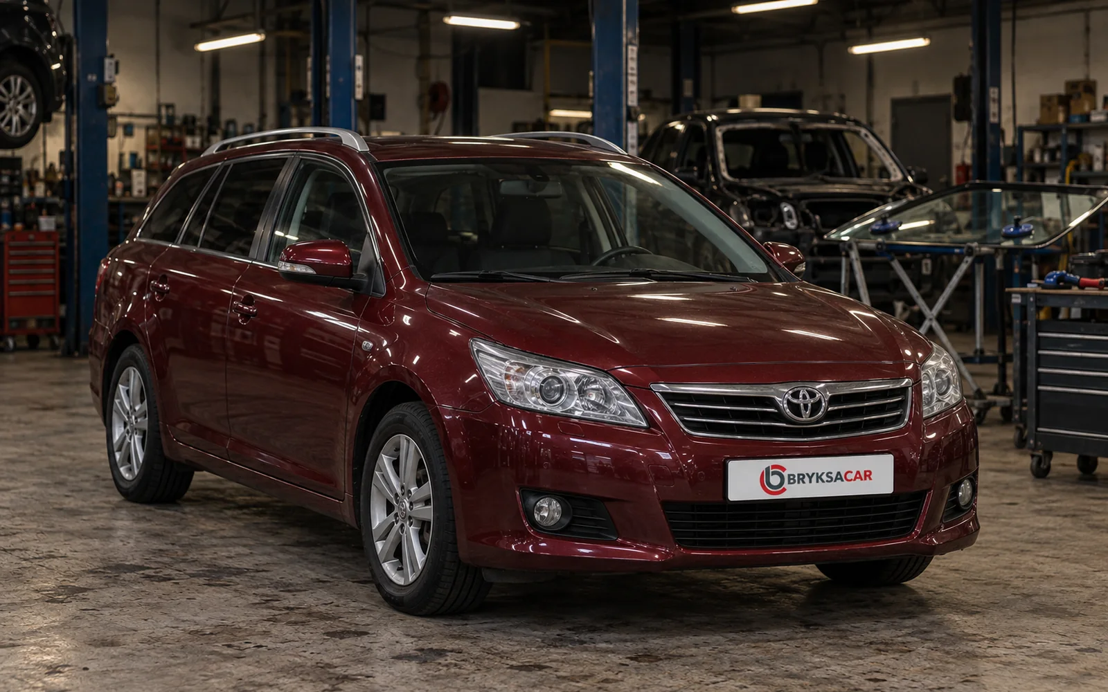 Toyota Avensis w hali warsztatu