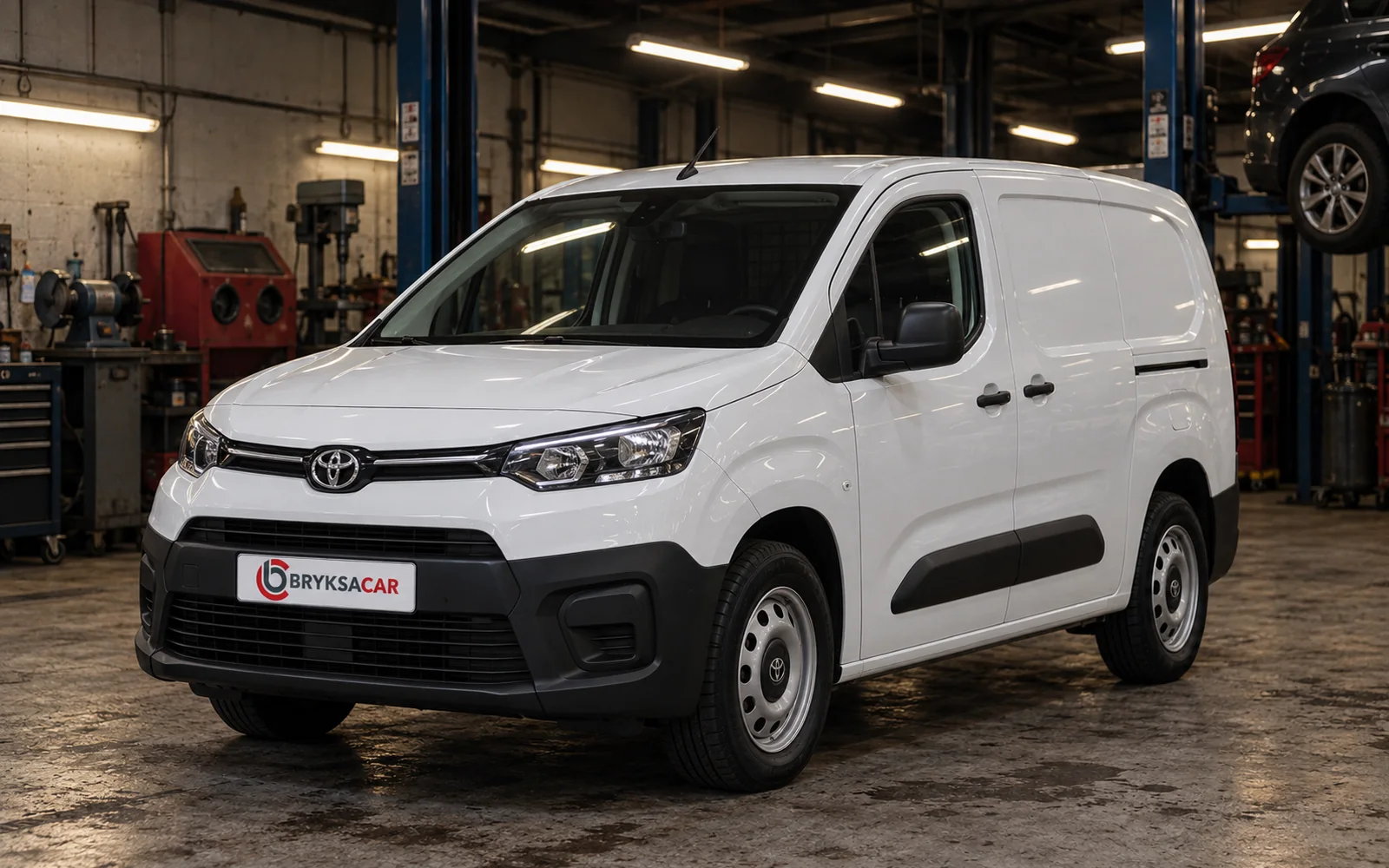 Toyota Proace City w hali warsztatu