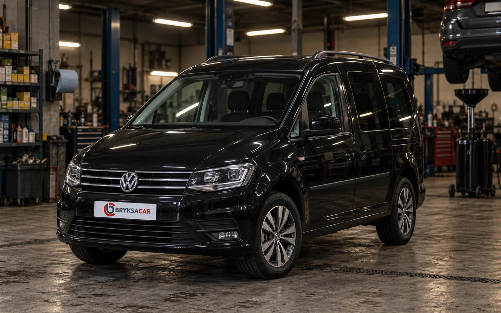 Volkswagen Caddy w hali warsztatu