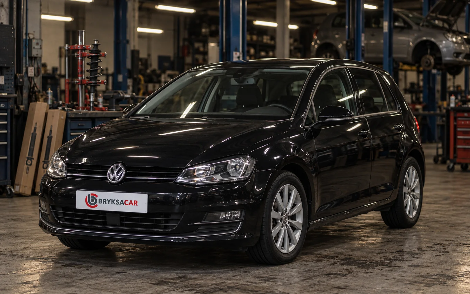 Volkswagen Golf w hali warsztatu