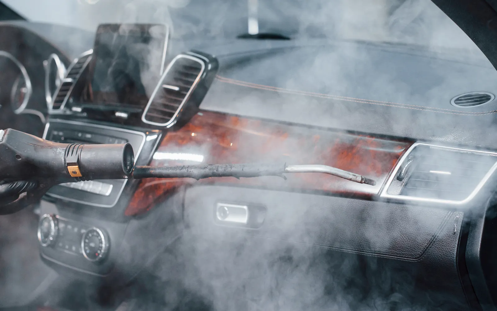 Mechanik sprawdza układ klimatyzacji podłączonym zestawem manometrów