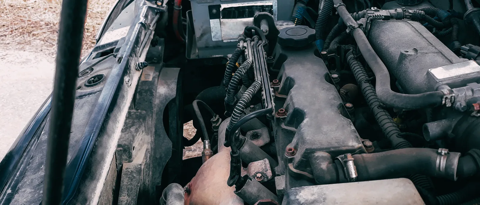 Mechanik przy silniku wysokoprężnym w warsztacie